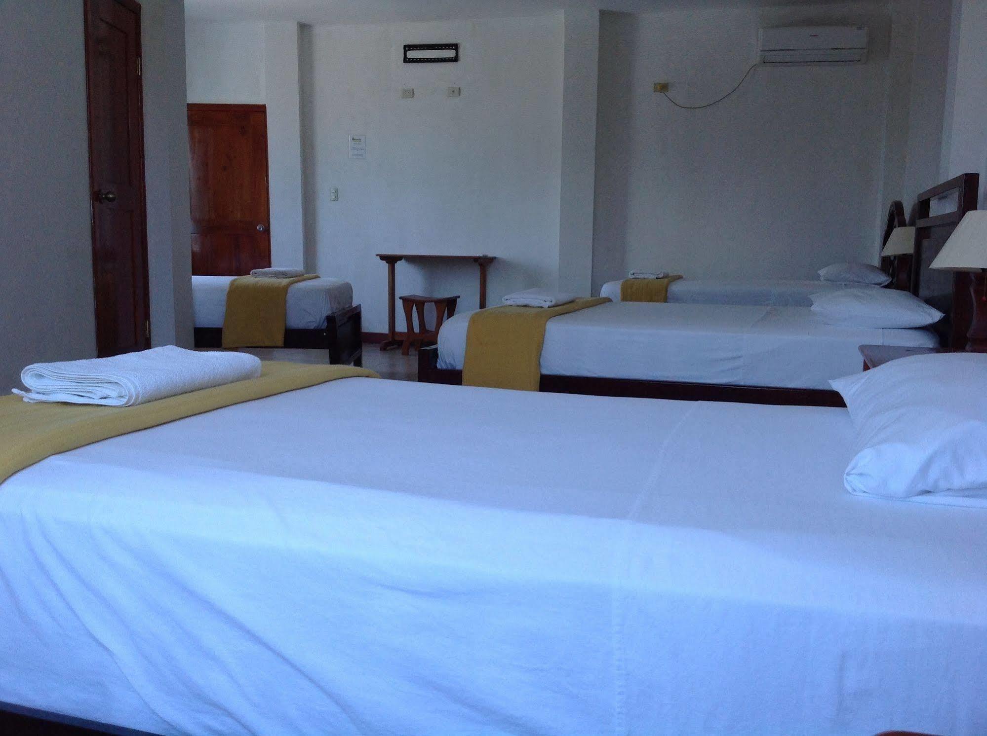 Gloria - Galapagos Inn Пуерто Айора Екстериор снимка