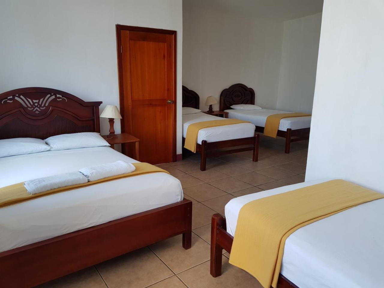 Gloria - Galapagos Inn Пуерто Айора Екстериор снимка