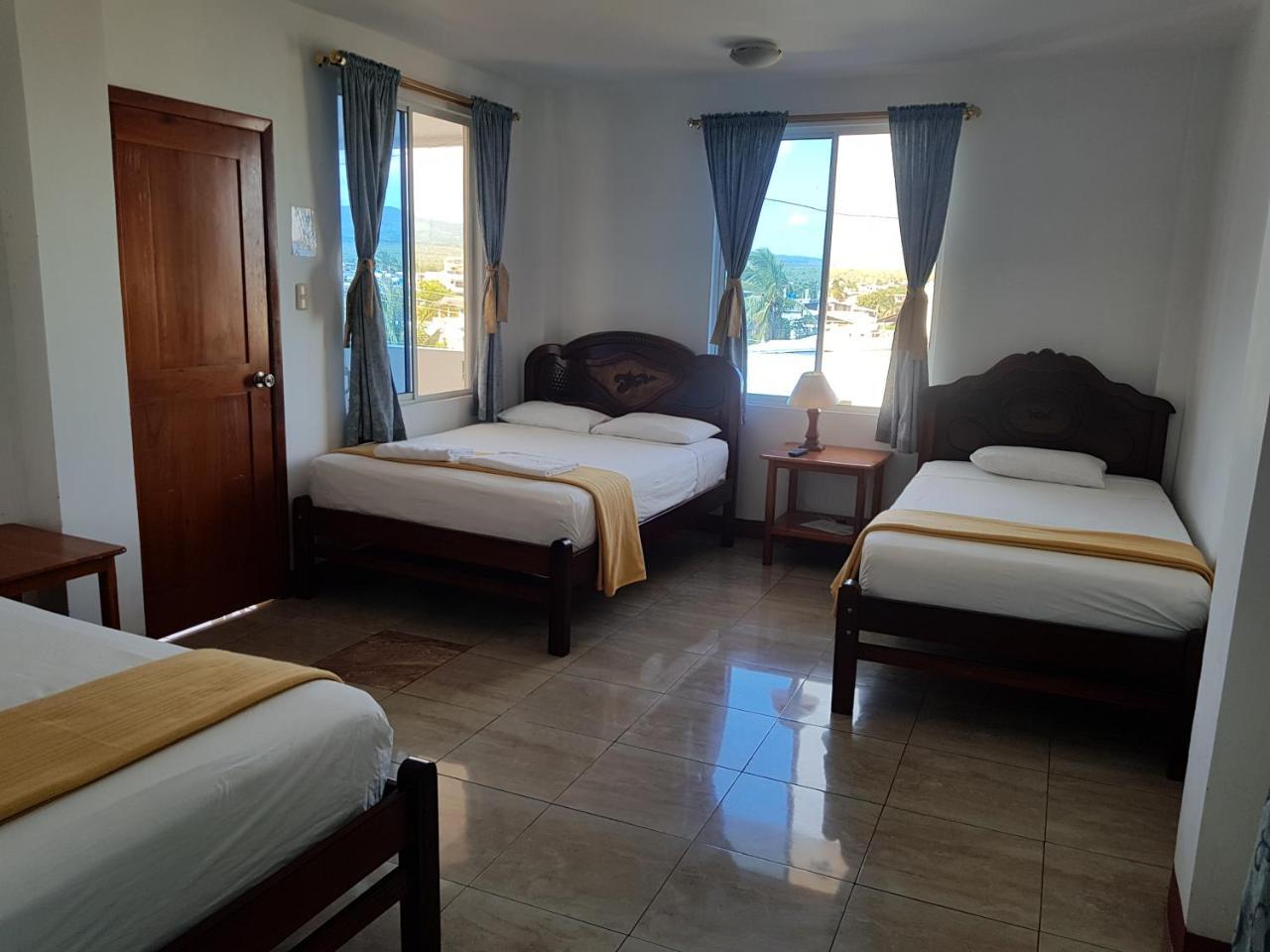 Gloria - Galapagos Inn Пуерто Айора Екстериор снимка